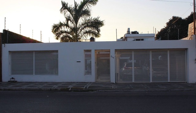 Casa familiar, segura y cómoda, cerca del centro.