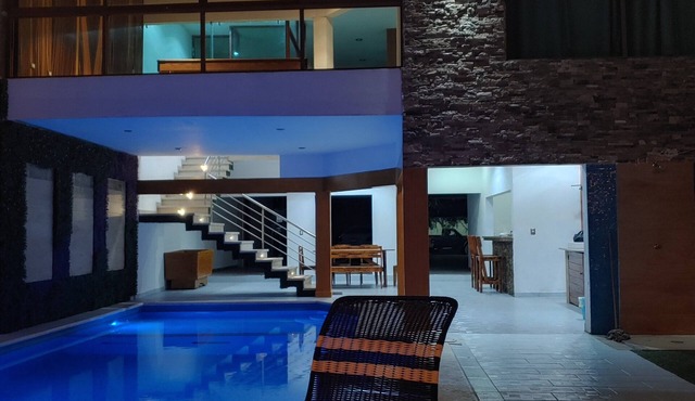 Casa Grande Vacacional Alberca. Cochera Privada