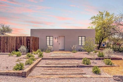 Casa Hermosa - Cute & Cozy 2BR 1BA Adobe w Firepit Near UA & UMC