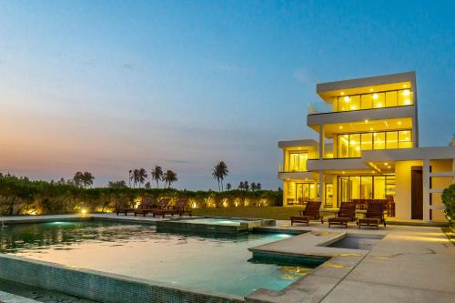 Casa La Terca, 9BR Beachfront Estate with Private Pool, Ocean View & Beach Access