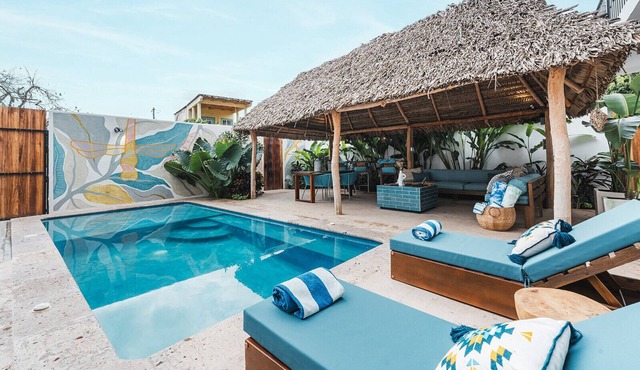 Casa Latino, heated pool, ideal for family and friends, 3 levels, 5 bedrooms.