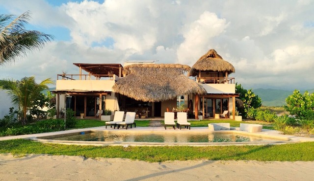 Casa Lyuu - Tropical Beachfront Villa - Your Perfect Getaway in Puerto Escondido