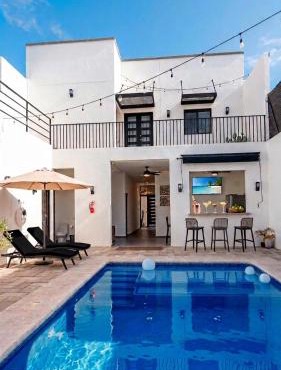 Casa Mundial 2026 for 20 people, 13 miles from Akron