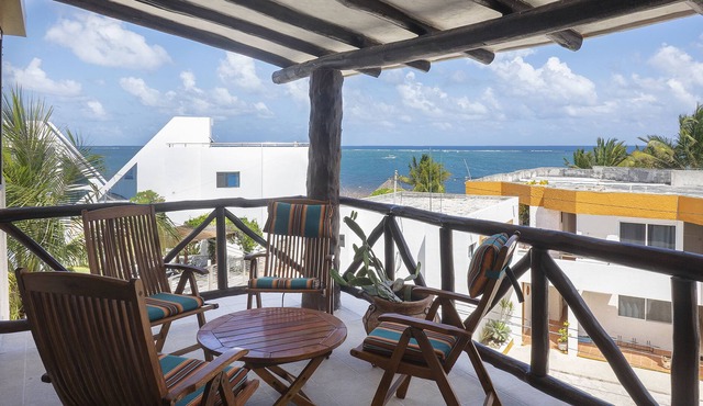 Casita Sueños - Open and Bright Penthouse! Casual and with ocean views and ocean breezes