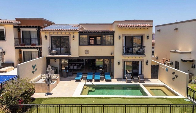 CCV - AMAZING & LUXURIOUS 4BR villa w/private pool, hot tub and access to Golf