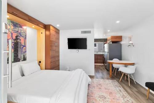 Central DTPH Studio Retreat with Pool