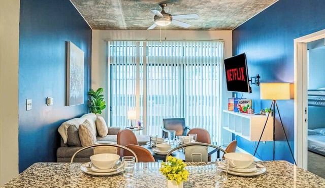 Central Phoenix Spot | Pool, Gym, Balcony +Parking