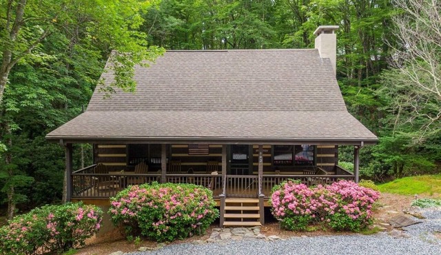 Centrally Located 3 Bedroom Cabin with AC and Hot Tub! in Seven Devils