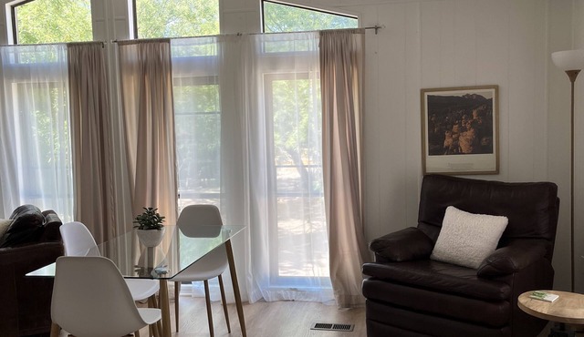 Centrally secluded, Urban Ranch Guesthouse, walk/bike to markets, dining & more!