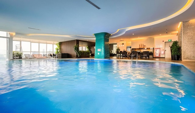 Charming 1-bedroom Studio for 4 with Balcony Pool Gym in Luxury Center Building