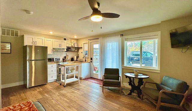 Charming 1 bed/bath Suite in waterfront Cottage