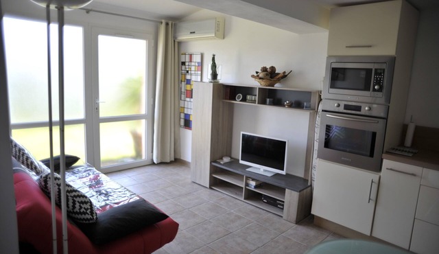 Charming 1-Bedroom Apartment Near Beaches and Amenities
