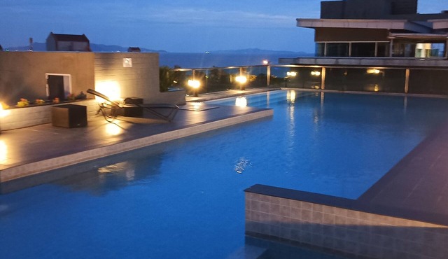 Charming 1-bedroom condo 100m to the beach, rooftop pool, fitness room and sauna