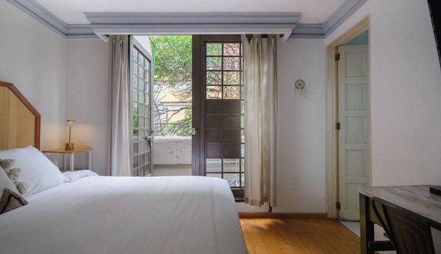 Charming 1-BR + Balcony, WiFi & TV; in wonderful Condesa, Mexico City