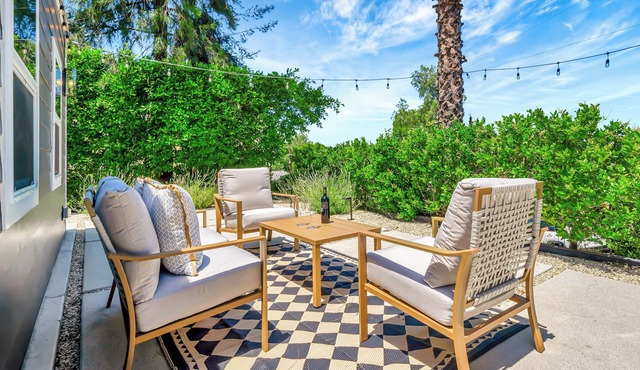 Charming 1BR House W/Yard & Fire Pit in Prime Location!