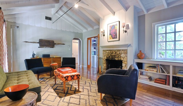Charming 2-Bedroom Garden Retreat in Valley Village