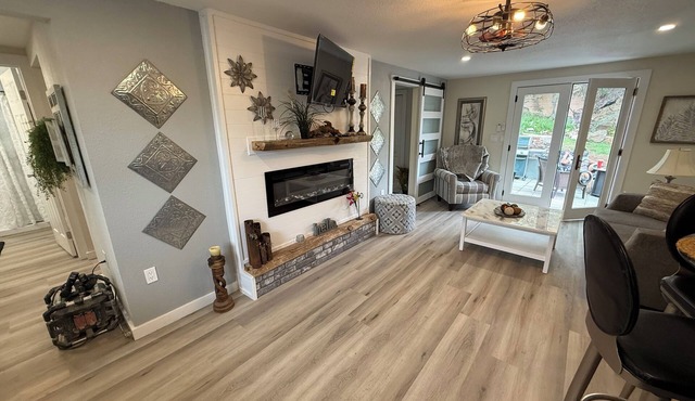Charming 2-bedroom 1 Bath home with 3 patios and a deck in central Globe with AC