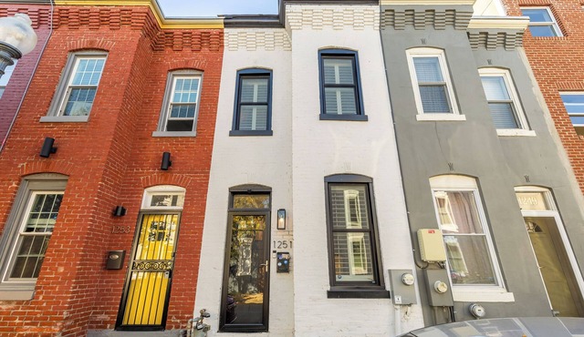 Charming 2-bedroom, 2.5 bathroom Rowhome in D.C.