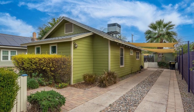 Charming 2-Bedroom Cottage in Glendale with WiFi and AC