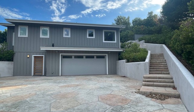 Charming 2-bedroom guest house in quiet neighborhood.
