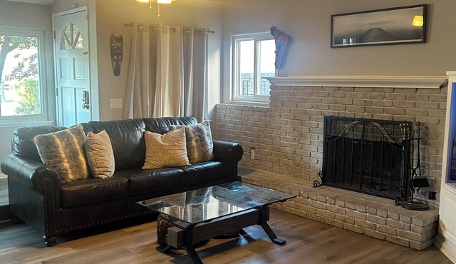 Charming 2-bedroom house with WiFi, AC Near SixFlags
