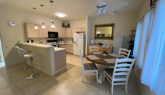 Charming 2-bedroom townhome in Green Valley w/WiFi, Grill, Patio, Near trails