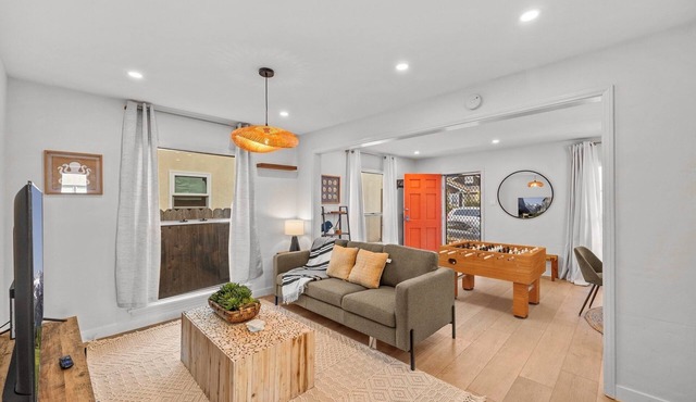 Charming 2-BR Home 3-minute To Belmont Short - Free Parking/Wifi/Pet Friendly