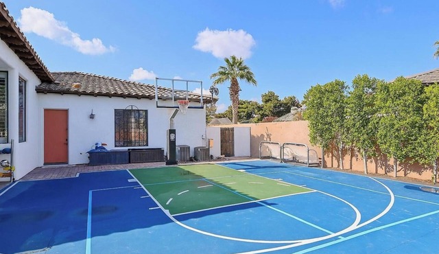 Charming 3-bedroom house in lovely Litchfield Park, pool,hot tub,sportscourt