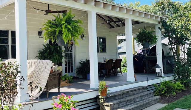 Charming 3-bedroom farmhouse water-front near Saratoga Springs in Schuylerville
