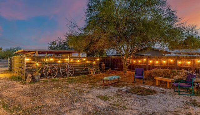 Charming 3-bedroom farmhouse with WiFi and AC in Surprise. We have goats.