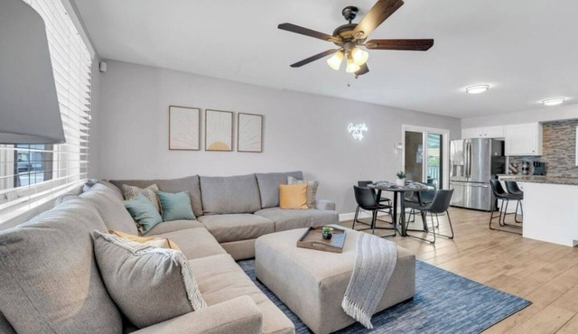 Charming 3-bedroom house in Glendale with WiFi,AC, POOL, & GRILL