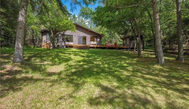 Charming 3-bedroom house with WiFi, A/C on Big Turtle Lake.