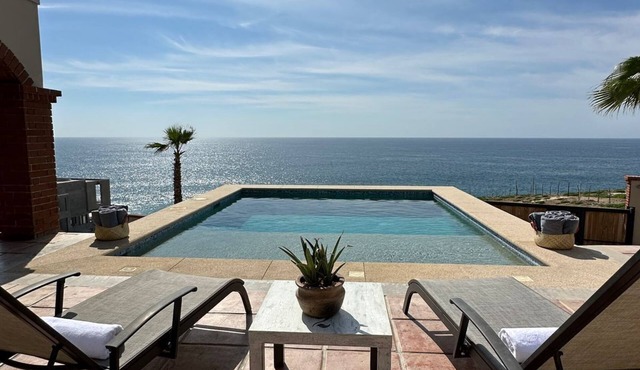Charming 3-bedroom villa with AC, incredible ocean views.