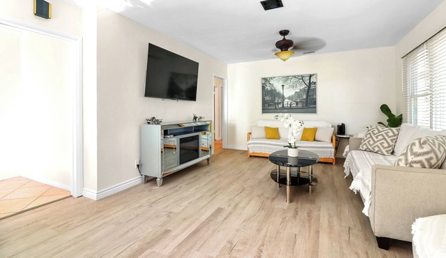 Charming 3-bedroom house with WiFi and AC in serene Midway City