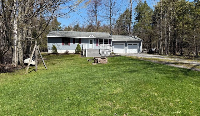 Charming 3-bedroom house with AC and WiFi on Sandy Pond.