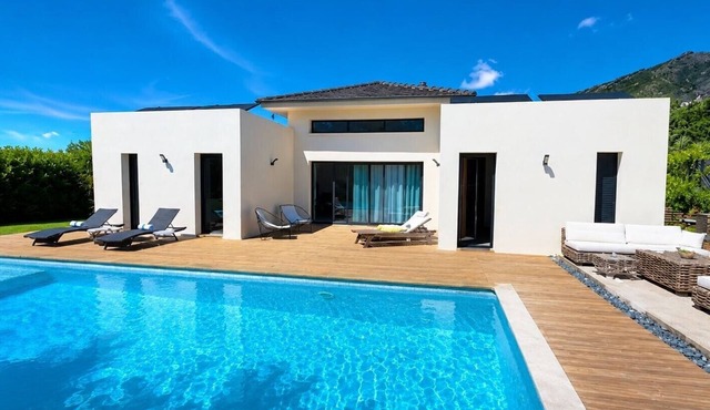 Charming 3-Bedroom Villa with Private Heated Pool