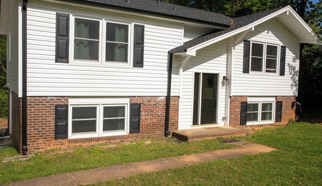Charming 4-bedroom house with AC and WiFi in Winston-Salem