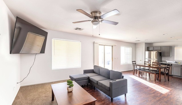 Charming 4-bedroom house in marvelous Maricopa. Close to major freeways. AC/WIFI