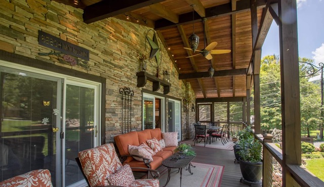 Charming 4BR Cottage, 1 Mile to Skiing! Fire Pit! Mountain Views! King Master! in Beech Mountain