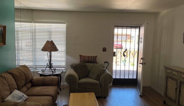 Charming apartment unit B , in beautiful Green Valley with cool AC breeze