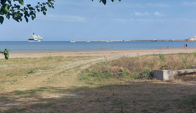 Charming beachfront 2-bedroom house with AC and WiFi. in Katakolo