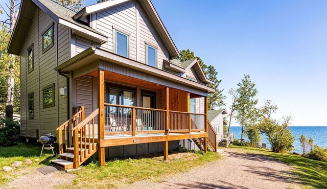 Charming cabin only feet from Lake Superior