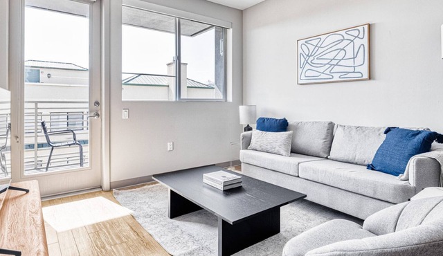 Charming Downtown 2BR w/ Gym & Pool, near Grammy Museum, by Blueground