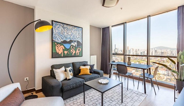 Charming Modern Flat with Captivating City View in Atasehir