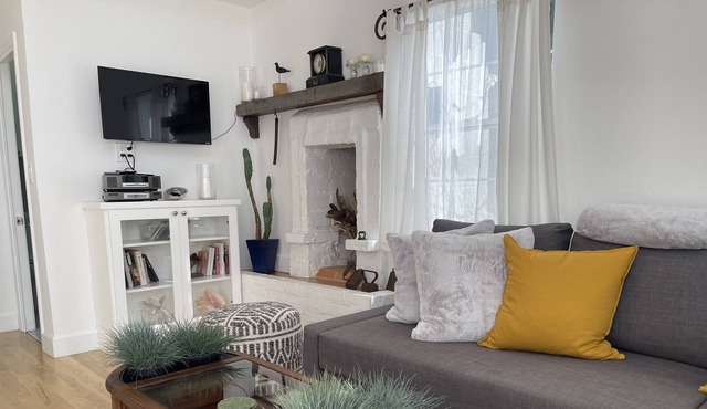 Charming One-Bedroom Guest Cottage w/ Parking