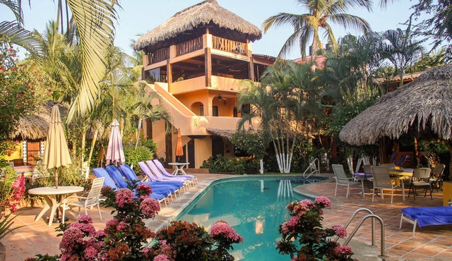 Charming private suite w/kitchen, view, ionization pool system, 1min to beach