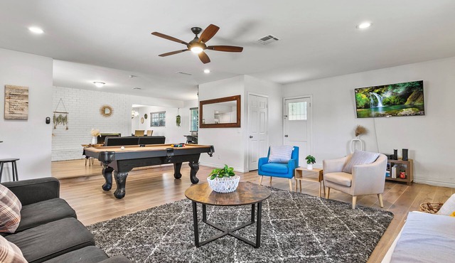 Charming Riverside 3BR Home Close to Shopping , Major Freeways & Airport.