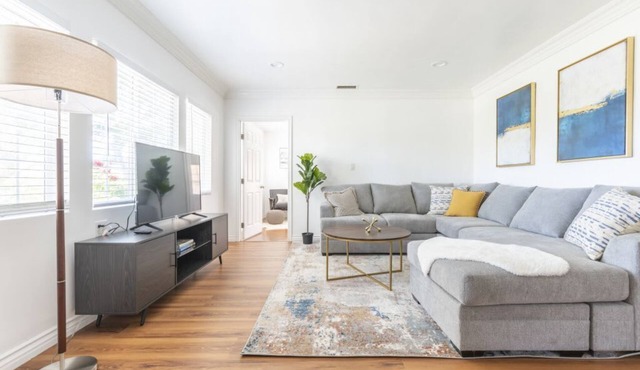 Charming Spacious Home - Modern Comforts, Prime Location