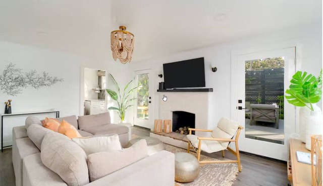 Charming Spanish Bungalow, 2 blocks from the water!