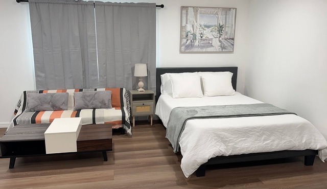 Charming studio in welcoming Glendora with AC, WiFi & full kitchen